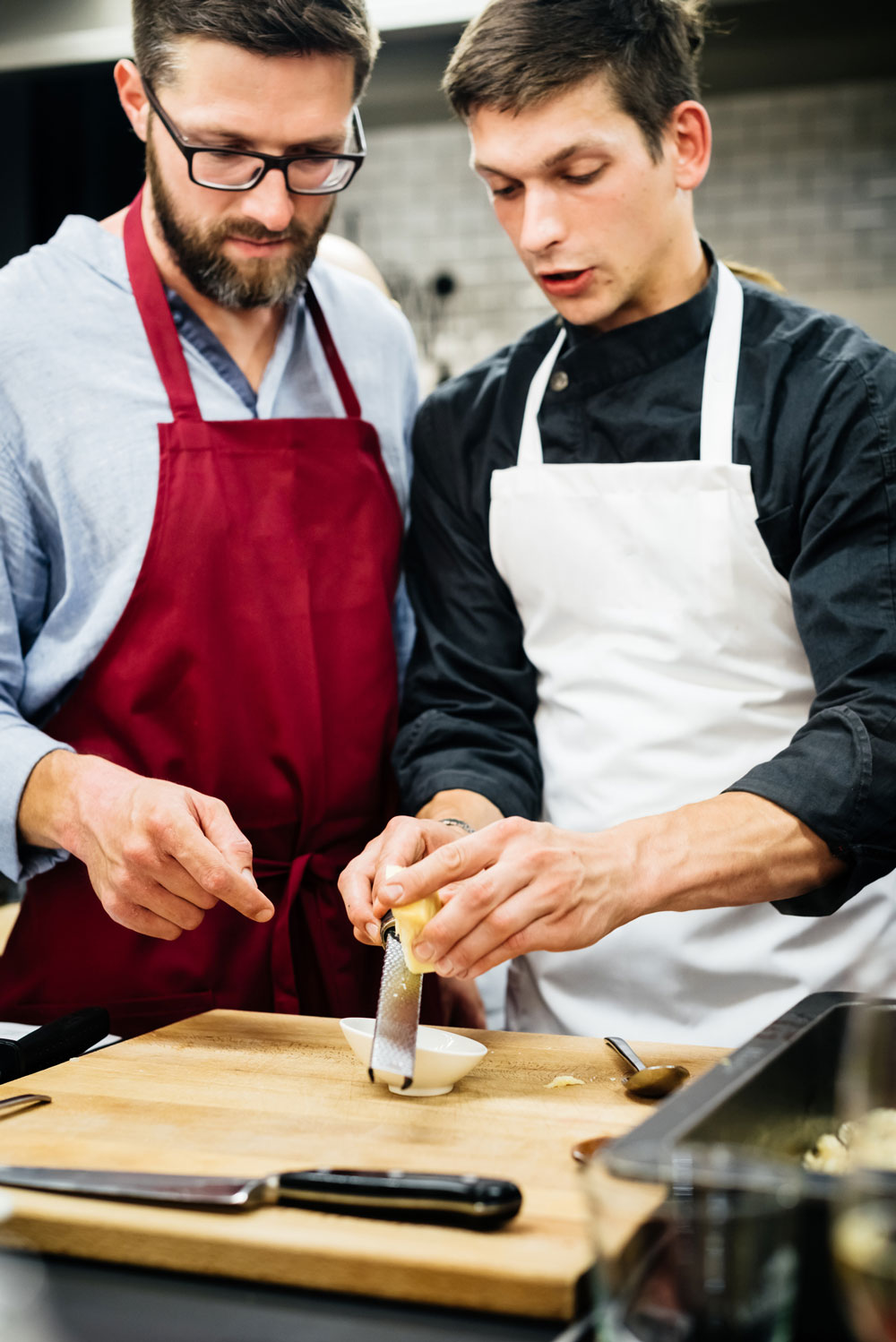 jeune homme apprenti avec un cuisinier