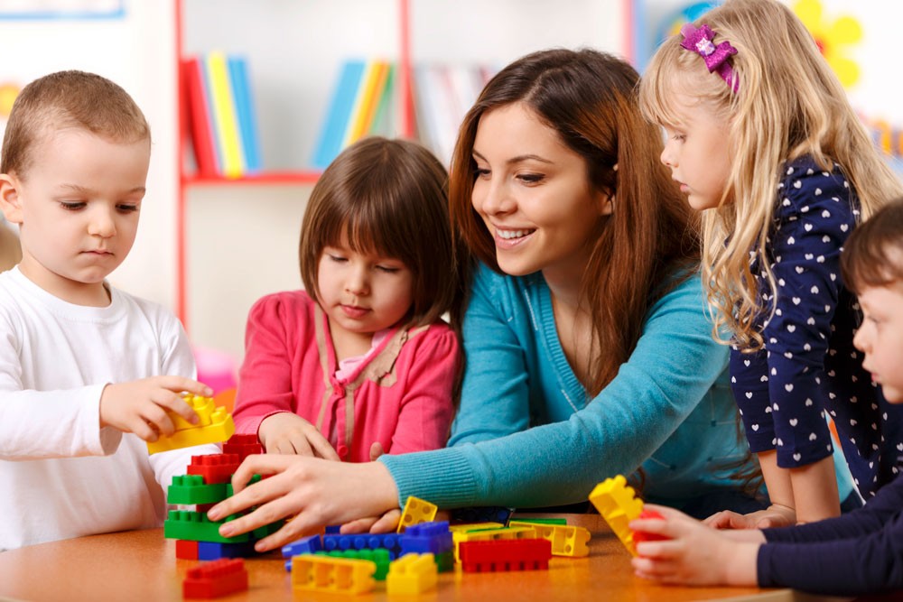 Des enfants jouent avec une monitrice