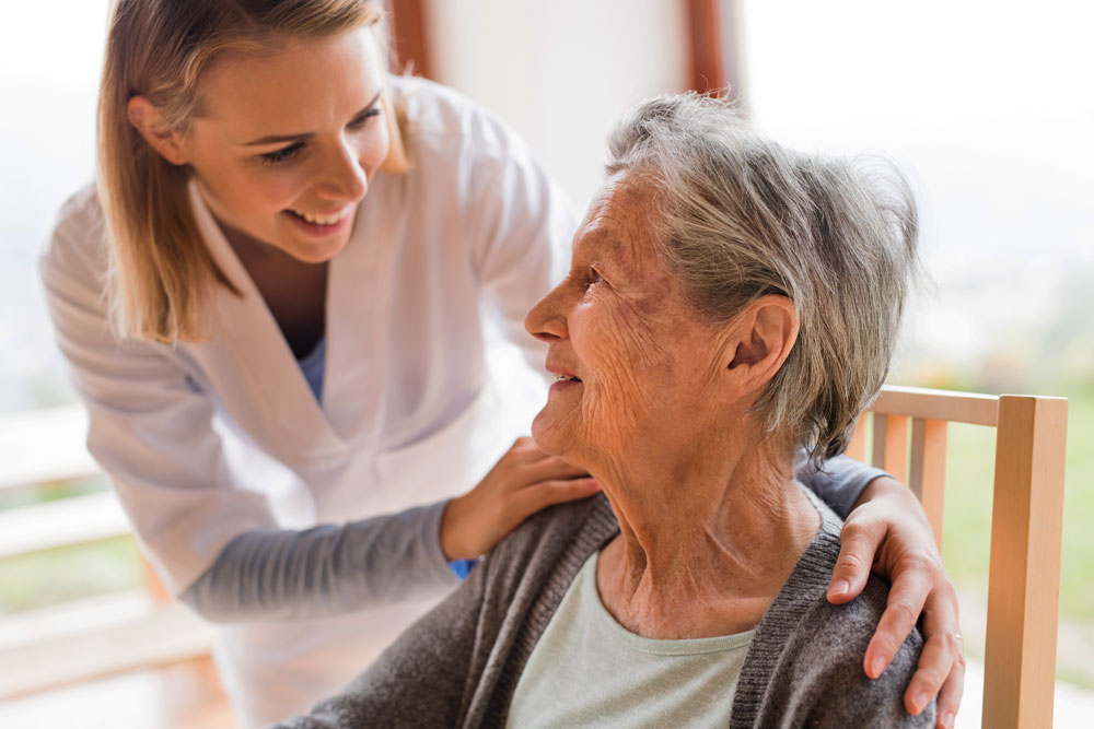 Assistante avec une personne agée