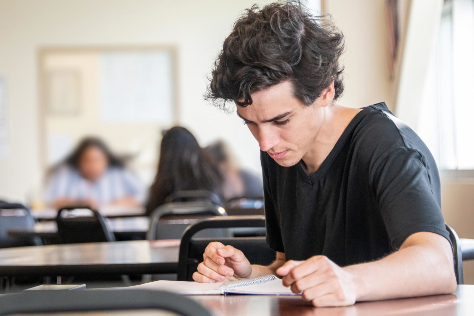 jeune étudiant qui travaille dans une classe