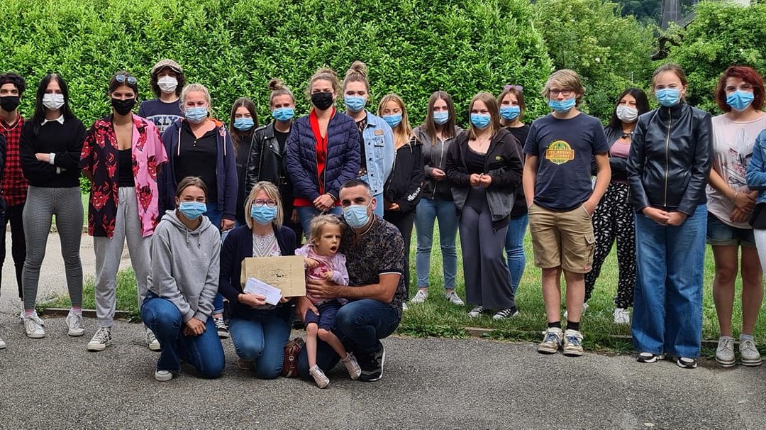 Remise des dons à l’association Défisalys par les élèves de 1ère BAC PRO SAPAT