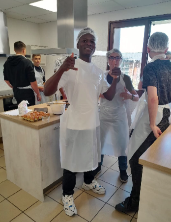 Les apprentis CAP PSR2 et les élèves de 3ème en atelier pâtisserie